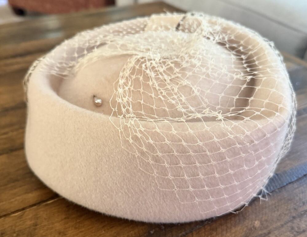 Vintage Pillbox Hat Fascinator 1940s/50s White Ivory Jackie O 3771/15